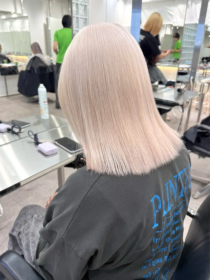 ミディアム ヘアカラー ハイトーン💎 ホワイトベージュ坪谷のヘアスタイル