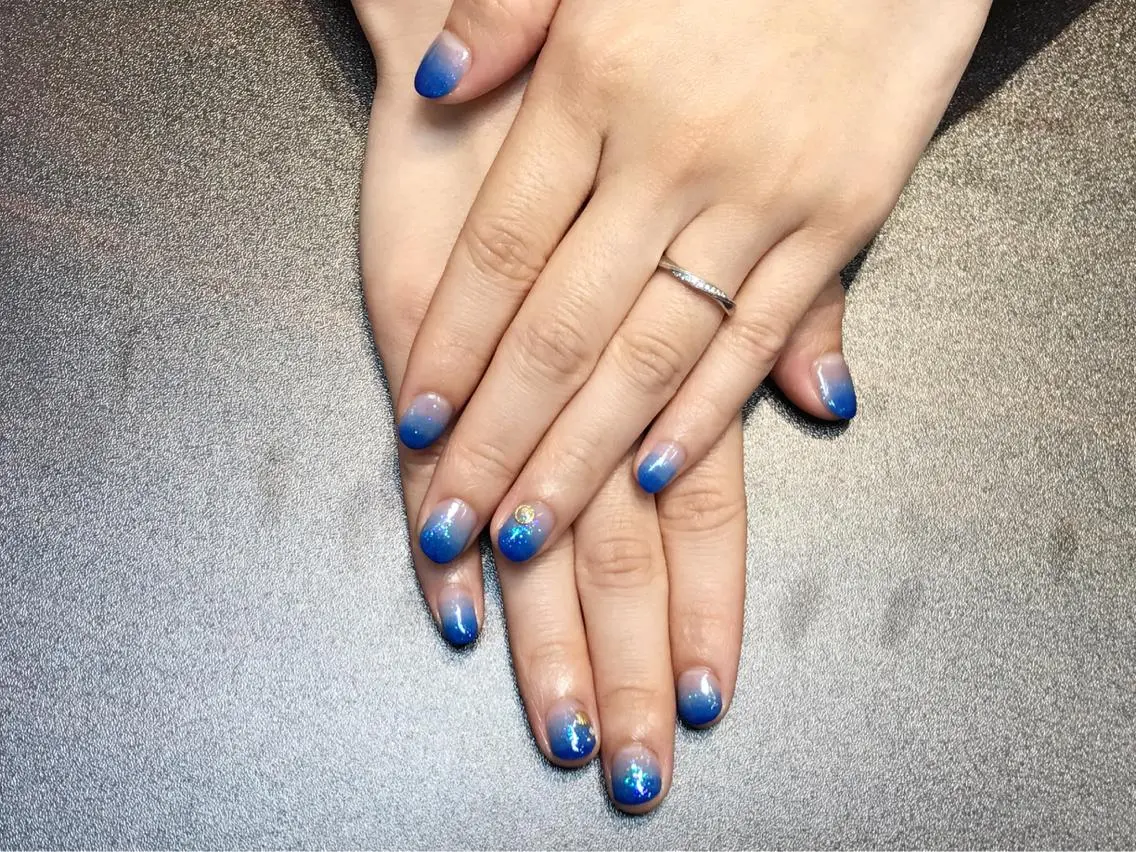 ネイル ブルー ラメ(グリッター) ストーンネイル AMUCI NAIL Shihomiのネイルデザイン