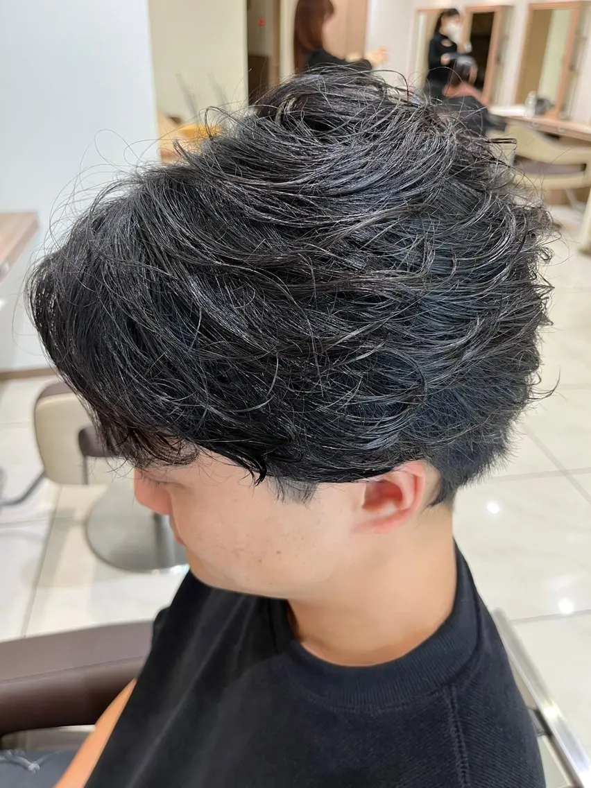 パーマ メンズ アップバング センターパート コンマヘア フェザーパーマ マッシュウルフ カット パーマ トリートメント ヘアセット 【メンズパーマ✨️ 髪質改善矯正】岩城のヘアスタイル