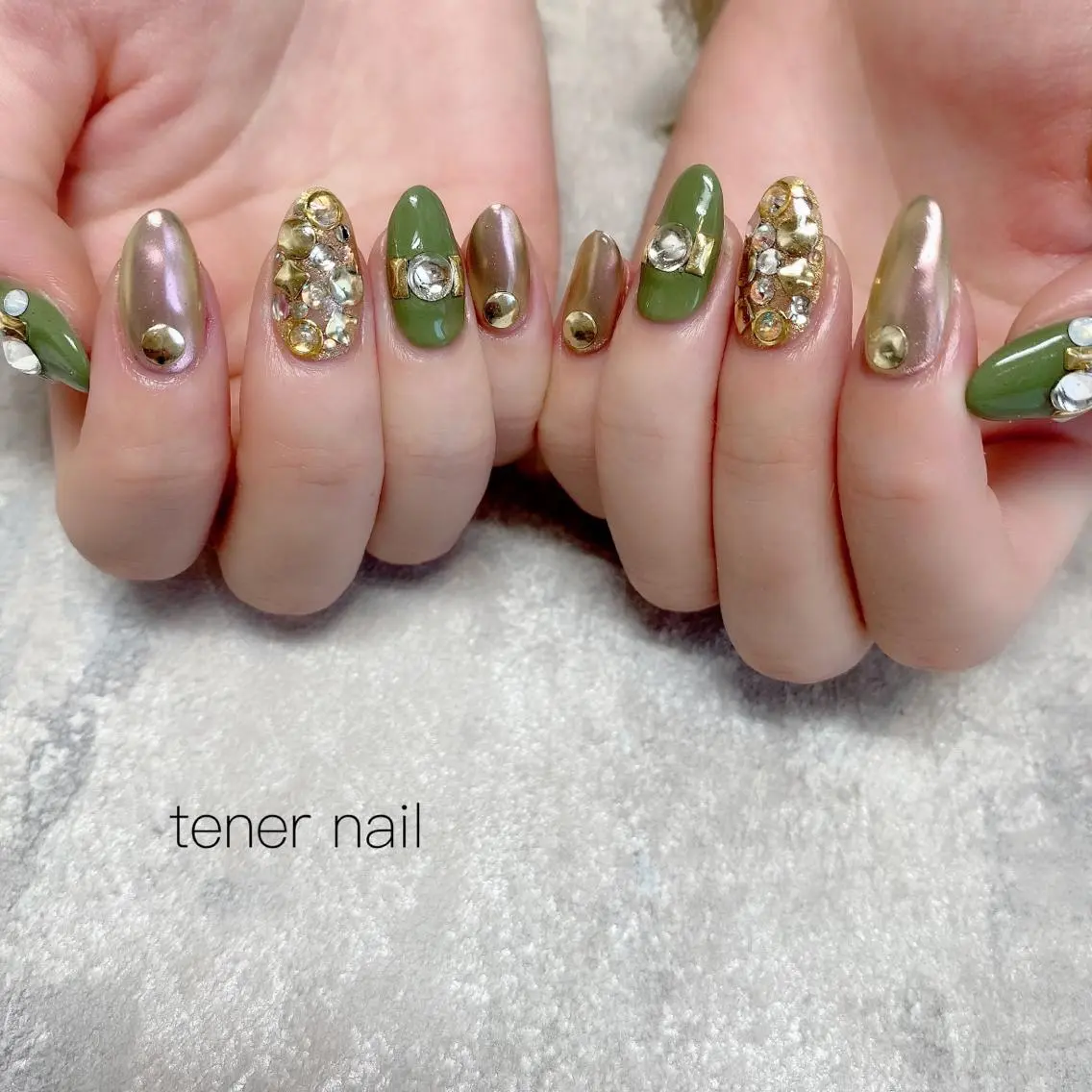 ネイル グリーン キラキラネイル テネルネイル tener nailのネイルデザイン
