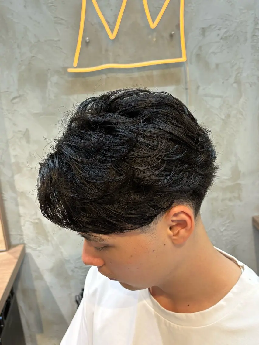 ミディアム パーマ メンズ ミディアムパーマ フェザーパーマ メンズパーマ YUUTO 【メンズ限定】のヘアスタイル