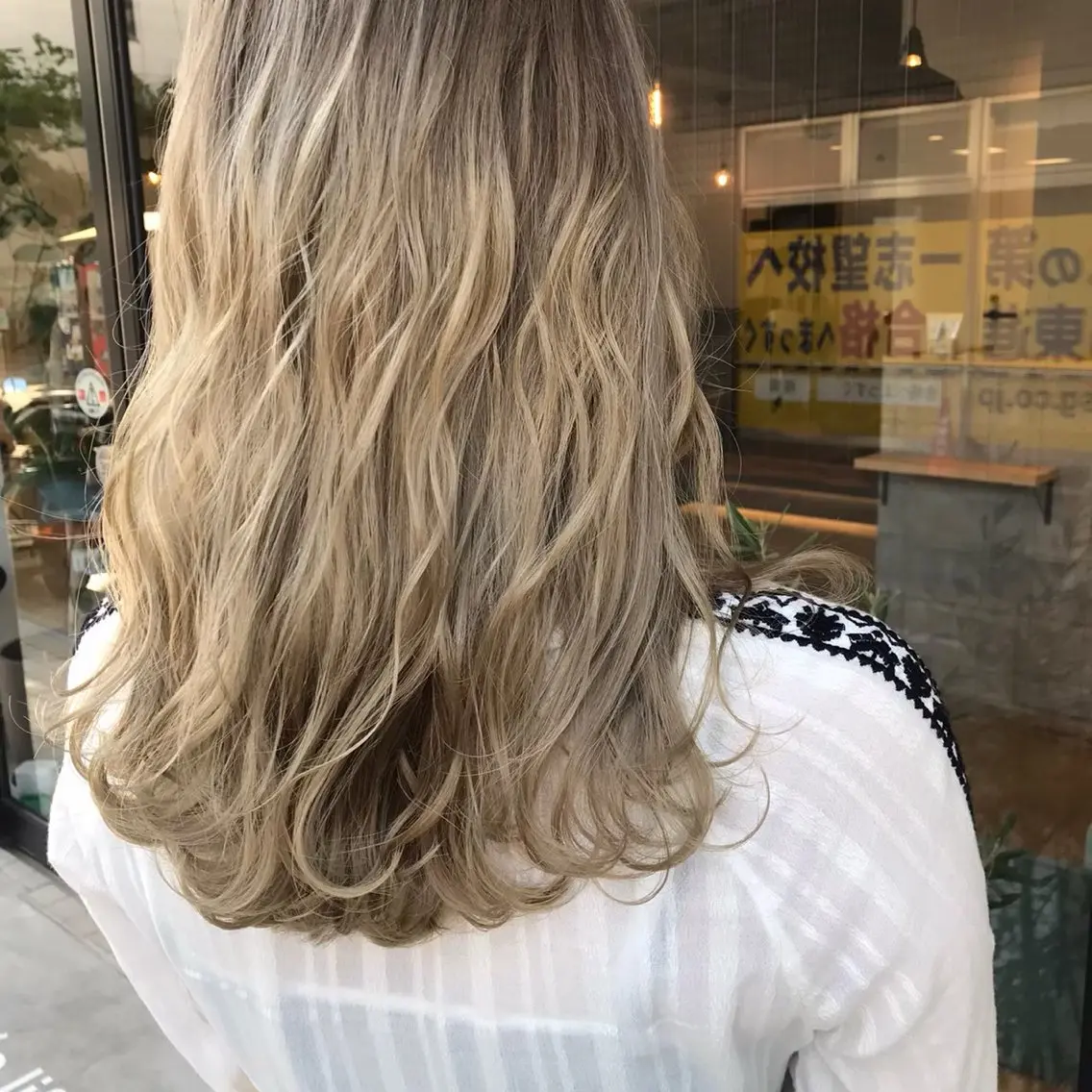 ロング カラー ベージュカラー ブリーチ 堀本 紗由美のヘアスタイル