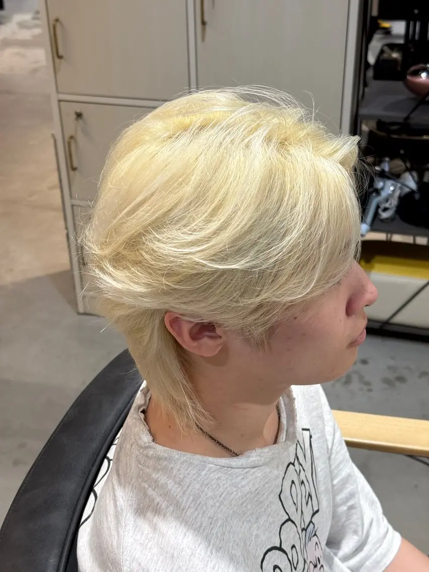 ミディアム パーマ メンズ メンズブリーチ センターパート ニュアンスパーマ カット ヘアカラー メンズカットパーマ ✂️ JOYAのヘアスタイル