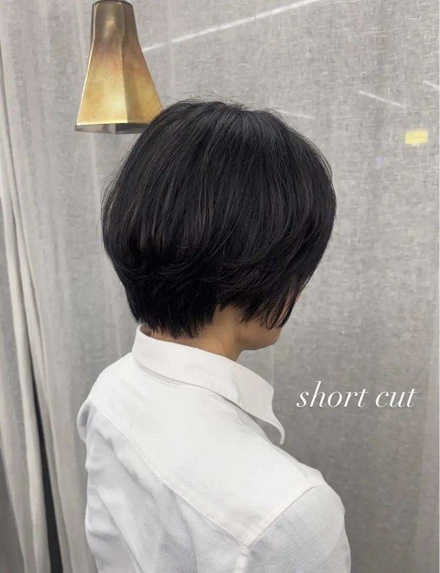ショート くびれヘア レイヤーカット ショートヘア カット パーマ ヘアセット 【ヤマザキアヤメ】 艶カラー/縮毛矯正のヘアスタイル