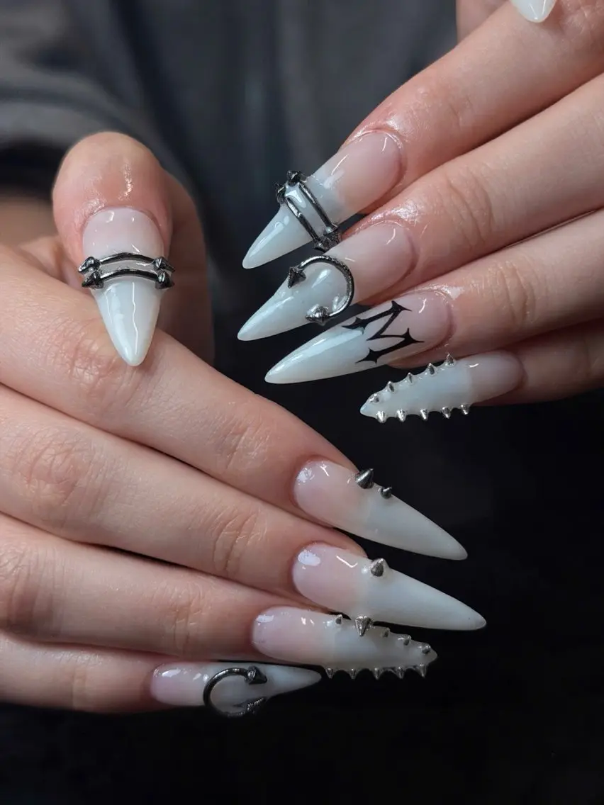 ネイル ロングネイル シルバー ホワイト Iconic Nailのネイルデザイン