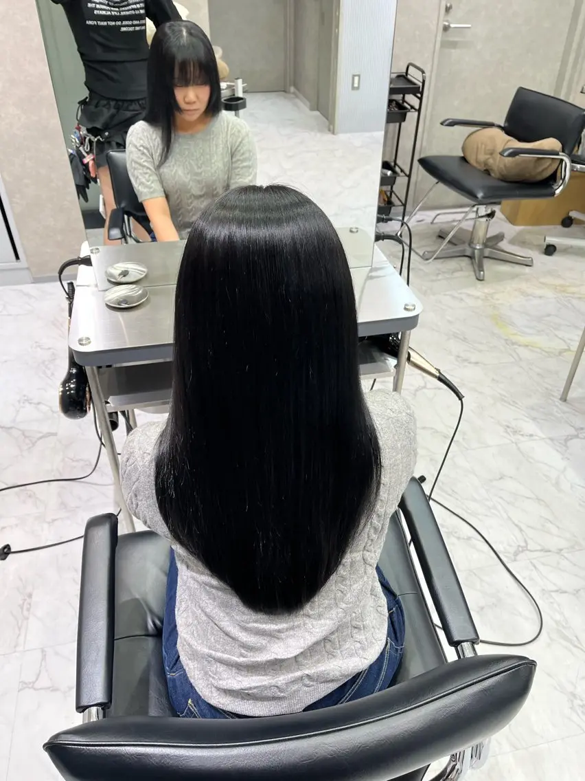 セミロング 縮毛矯正 RAF／Lino 美髪矯正／暗髪カラーのヘアスタイル