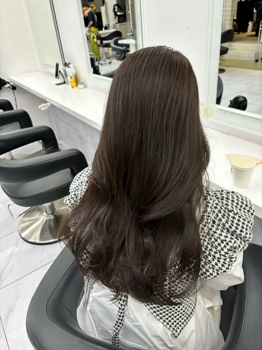 セミロング カラー 抜け感レイヤー︴ ニュアンスカラーのヘアスタイル