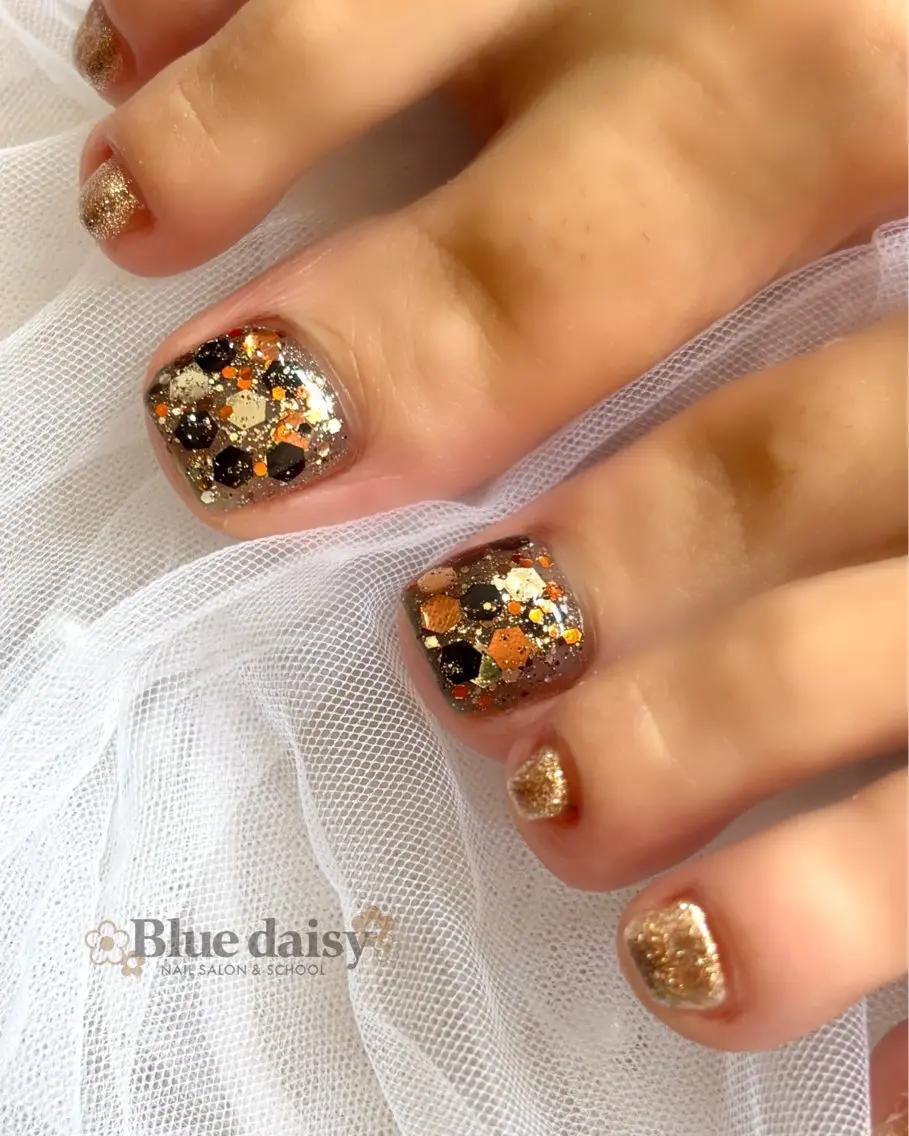 ネイル フットネイル ゴールド ホログラムネイル キラキラネイル シンプルネイル フットネイル Blue daisy 栄本店のネイルデザイン
