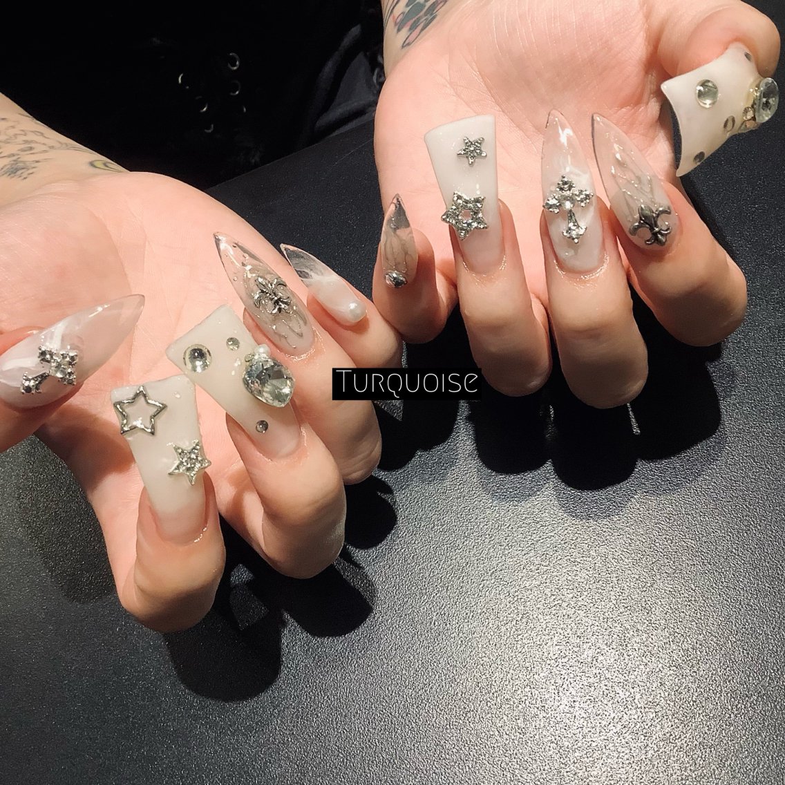 ネイル ハンドネイル 個性派ネイルサロン 💅🏼ターコイズのネイルデザイン
