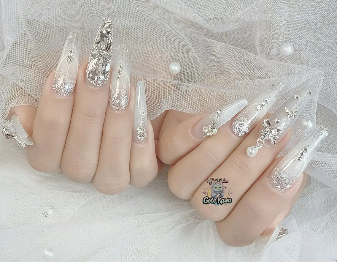 ネイル フレンチネイル ホログラムネイル キラキラネイル 持ち込み ワンホンネイル ハンドネイル ハンドケア Gote Kawa nail salonのネイルデザイン