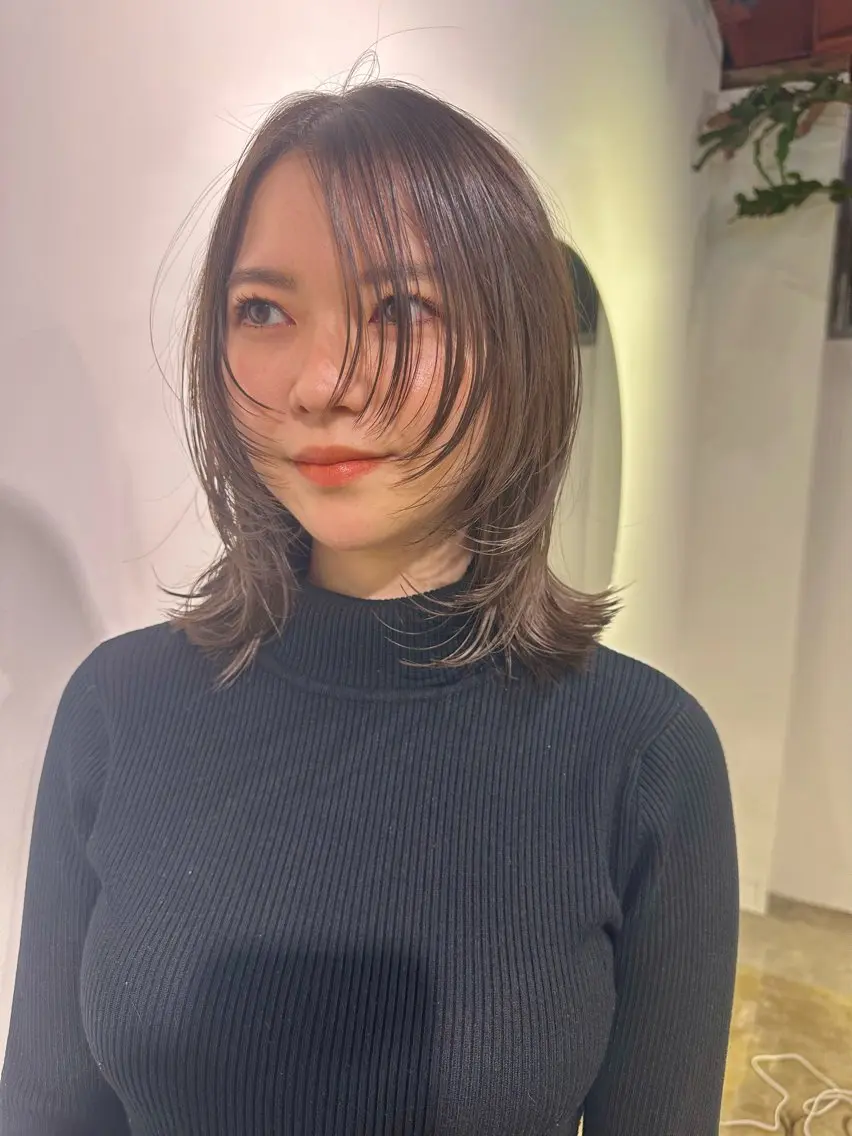 ミディアム カラー ベージュカラー オリーブベージュ 顔周りカット レイヤーカット ヘアカラー 小野江 祐李のヘアスタイル