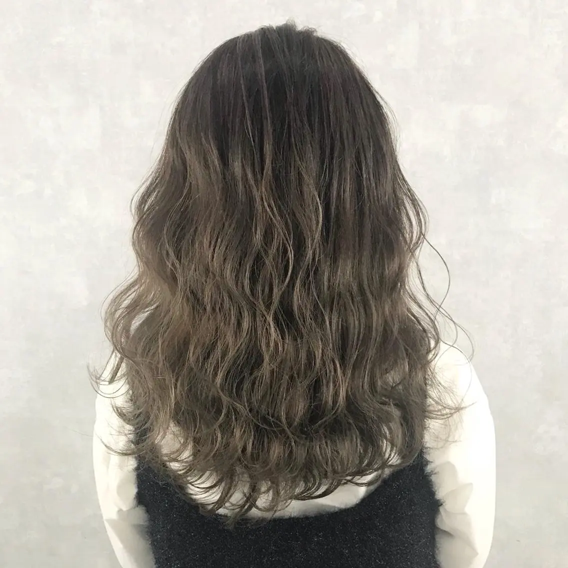 セミロング カラー アッシュ アッシュグレー アッシュグレージュ ブリーチ グレージュ K-POP好き美容師 🇰🇷Kai.Yのヘアスタイル