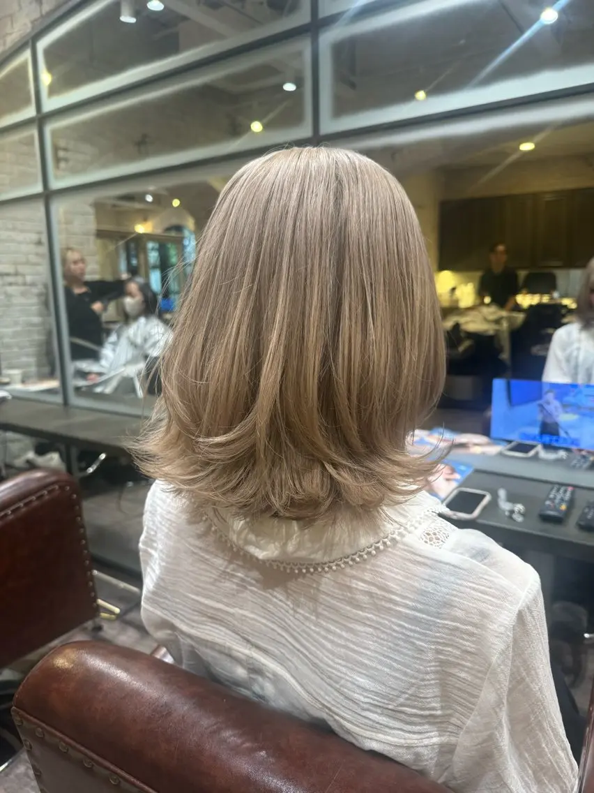 ミディアム くびれヘア レイヤーカット カットパーマ3000 円/水曜日モデルのヘアスタイル
