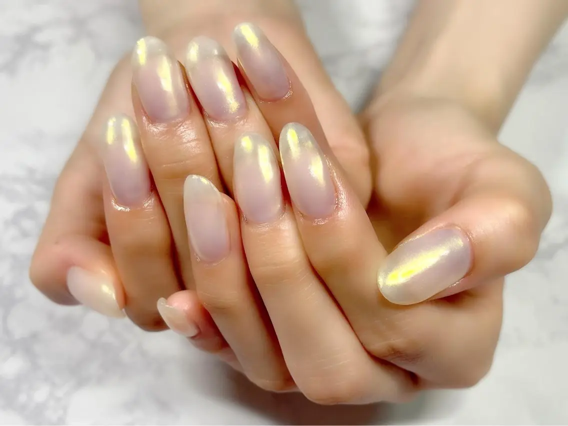 ネイル オーロラネイル ワンカラーネイル ホワイト 黄色 ハンドネイル Nail Salon KURELLYのネイルデザイン