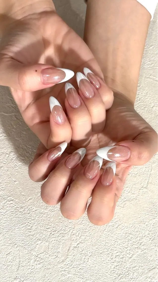 ネイル フレンチネイル ホワイト ハンドネイル Blue daisy 栄本店のネイルデザイン