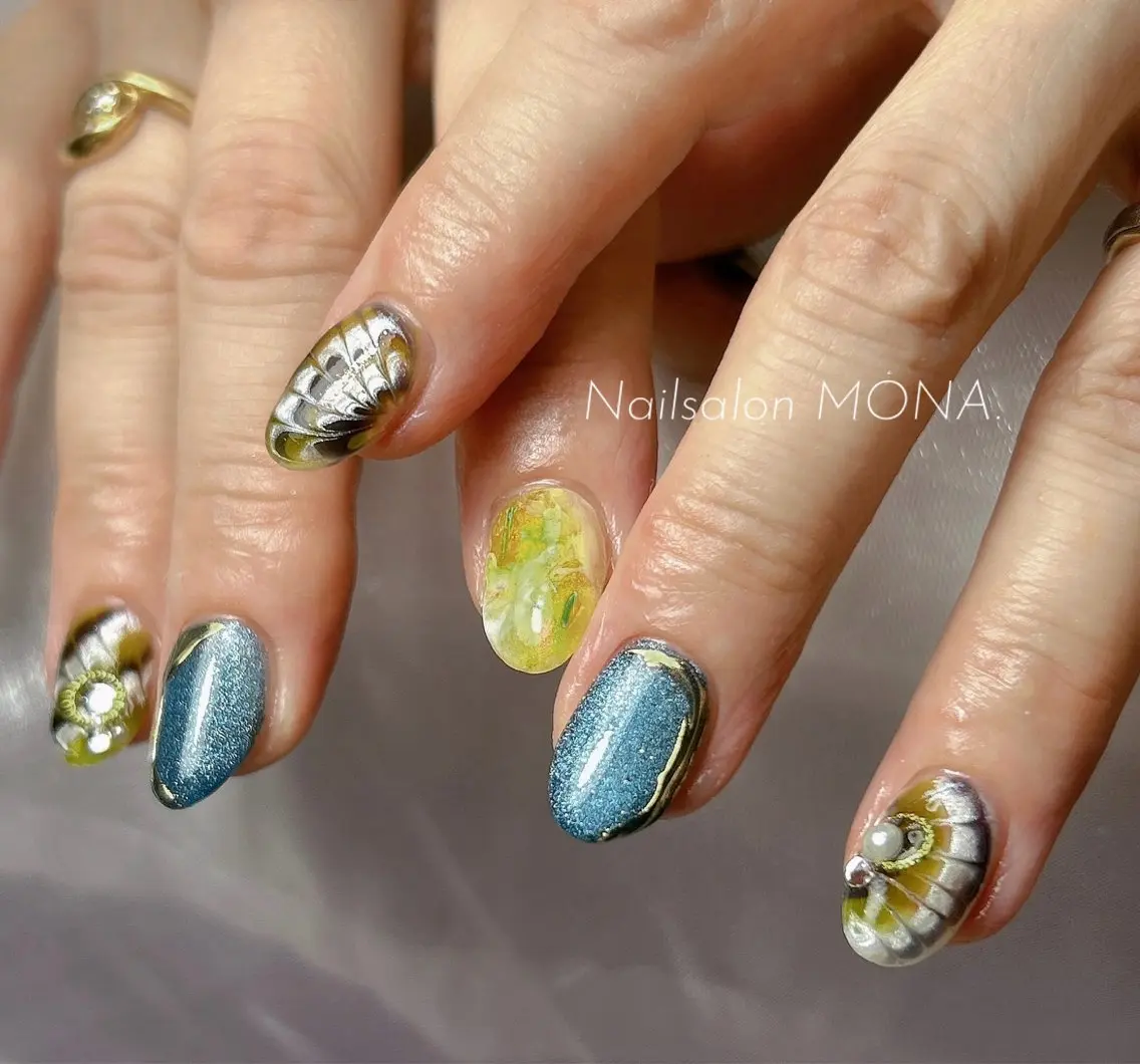 ネイル ドット グリーン ネイビー ピーコックネイル ホワイト ハンドネイル Nailsalon MONA.のネイルデザイン