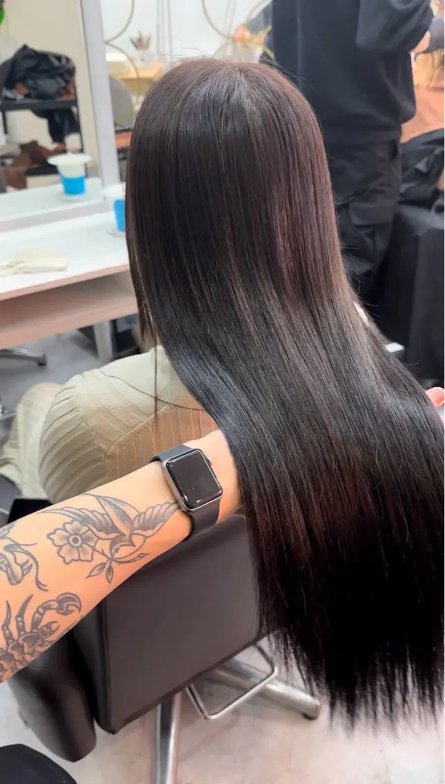 ロング 奥本 侑 髪質改善、ツヤ髪のヘアスタイル