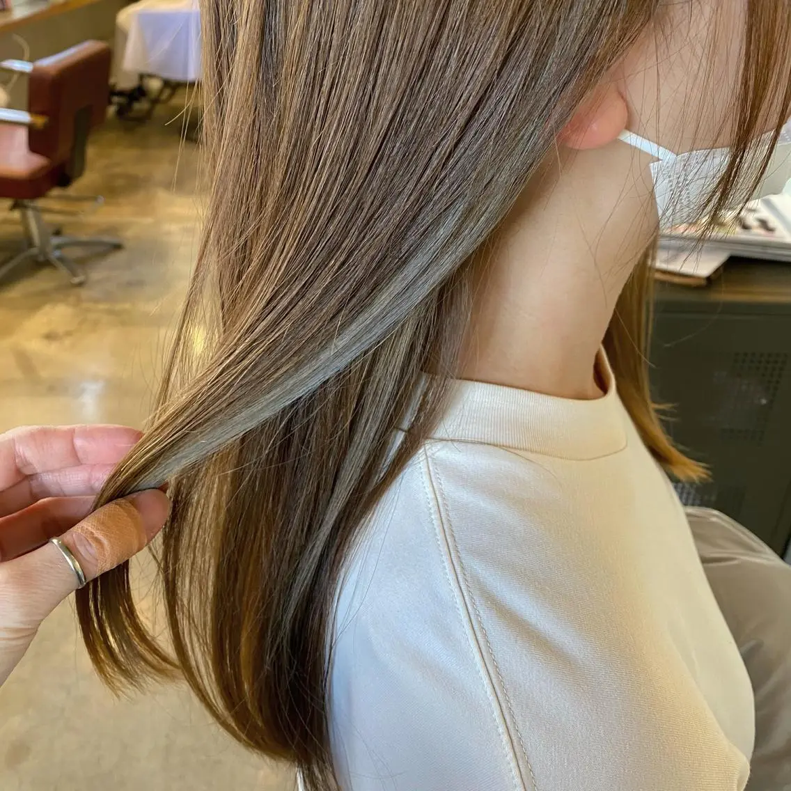 ロング カラー イヤリングカラー グレージュ 岡村 玲奈のヘアスタイル