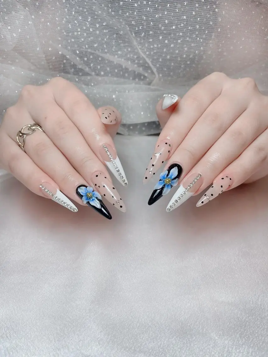ネイル アートネイル ジェルネイル 韓国ネイル ニュアンスネイル ワンカラーネイル ハンドネイル Queen Nail Salonのネイルデザイン