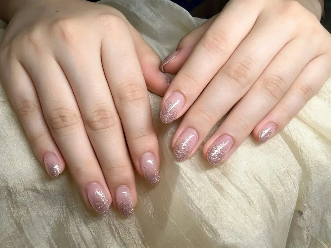 ネイル グラデーション ラメ(グリッター) ラメグラデーション ハンドネイル Maggie nailクロのネイルデザイン