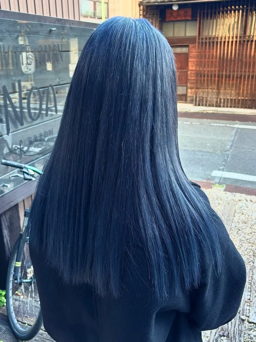 ロング カラー 黒髪 ブルーカラー ブルーブラック ヘアカラー トリートメント RAIA💎ケア ブリーチ&パーマ💎のヘアスタイル