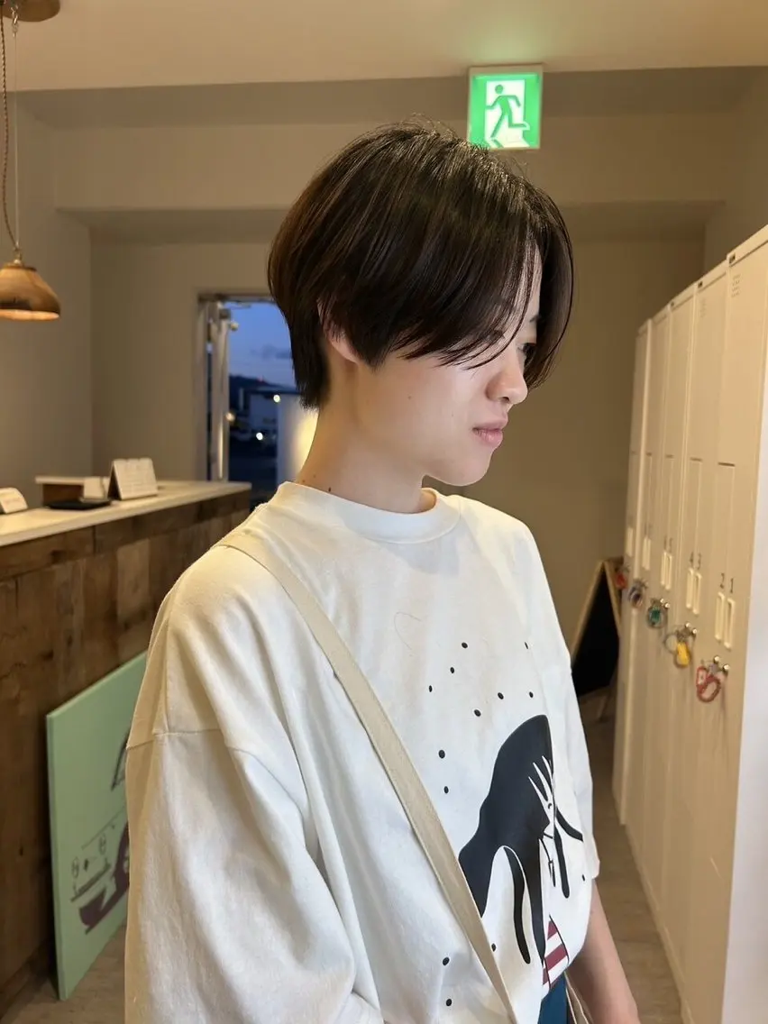ショート カラー カット 足立 七彩のヘアスタイル