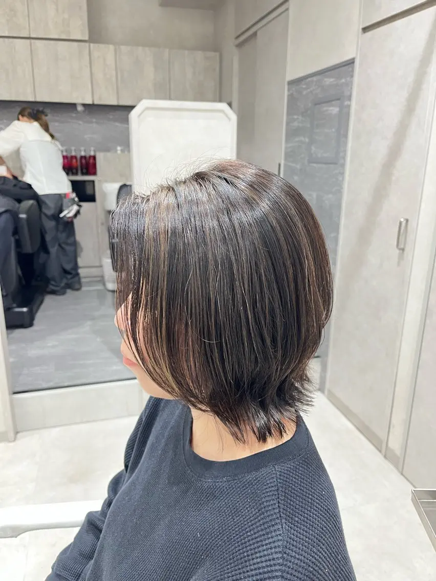 ミディアム ボブ ハイライト 外ハネヘア カット ヘアカラー 三川 洋樹のヘアスタイル