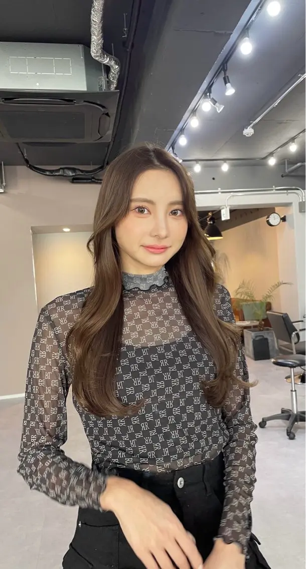 ミディアム カラー カット ヘアカラー トリートメント レイヤーカット 西村あきやのヘアスタイル