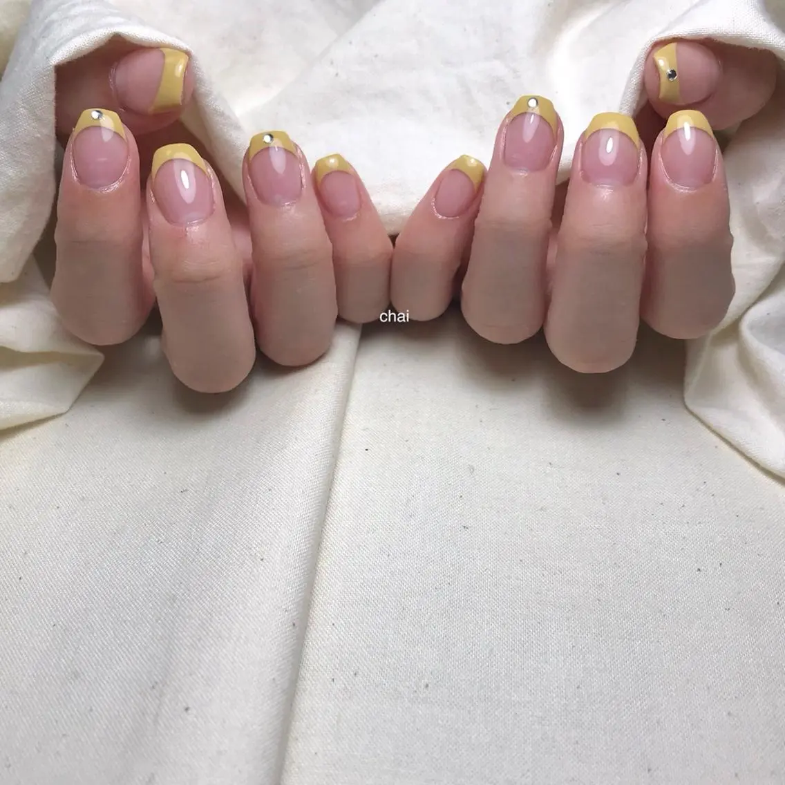 ネイル フレンチネイル ストーンネイル 黄色 ハンドネイル chai nail _ai📍鶴橋/桃谷のネイルデザイン