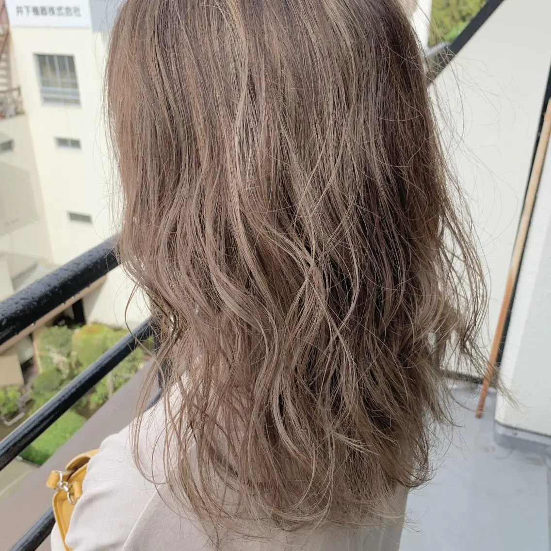 ミディアム カラー ベージュカラー ミルクティーベージュ カット ヘアカラー トリートメント ヘアセット 髪質改善色素改善特化 keiのヘアスタイル
