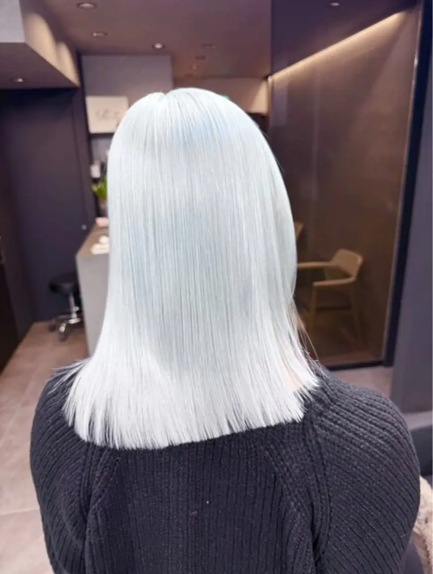 ミディアム カラー アッシュ アッシュグレー ベージュカラー ブリーチ ブロンド 【ときめき屋さん🎀 ハイトーン大和🎀】のヘアスタイル