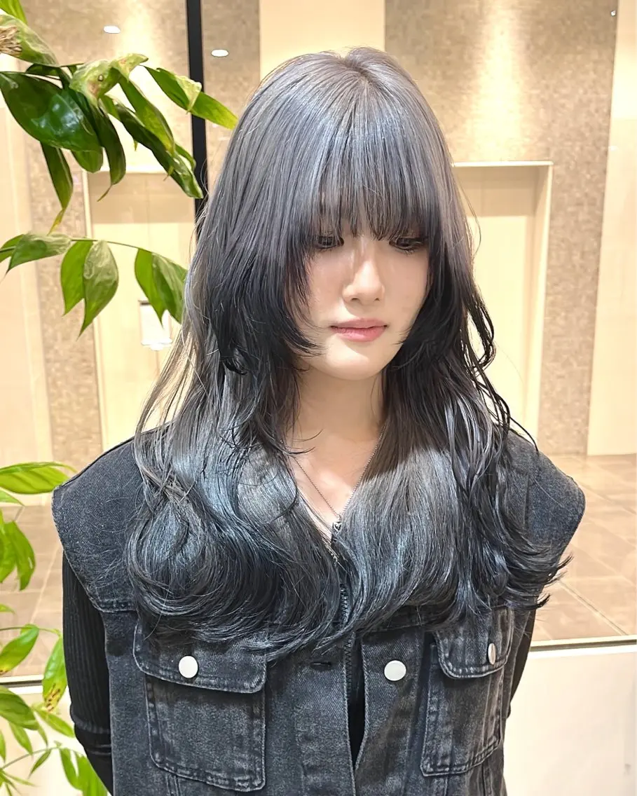 セミロング ウルフカット 大阪ウルフカット 🐺デザインカラーのヘアスタイル