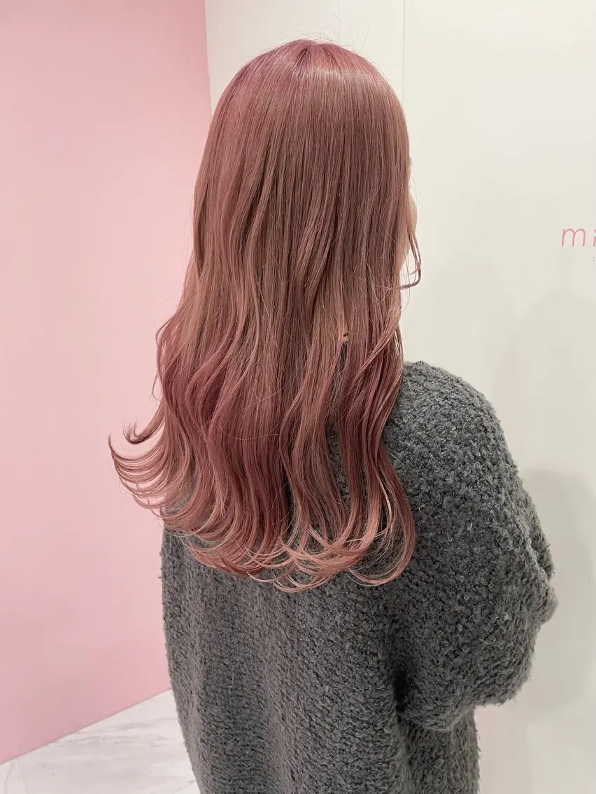 ロング カラー ブリーチ ピンクカラー カット ヘアカラー 岩田 萌那のヘアスタイル