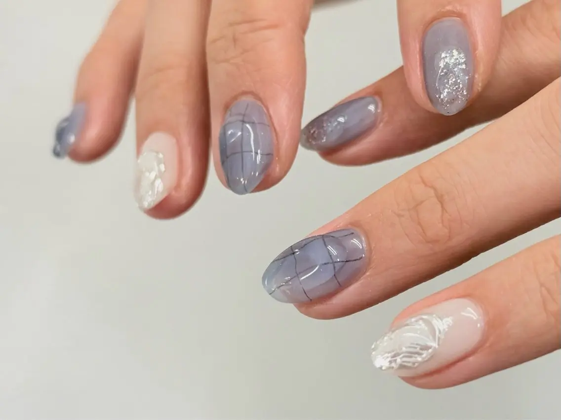 ネイル ニュアンスネイル オフィスネイル シンプルネイル ホワイト ハンドネイル AOI 【mio.】のネイルデザイン