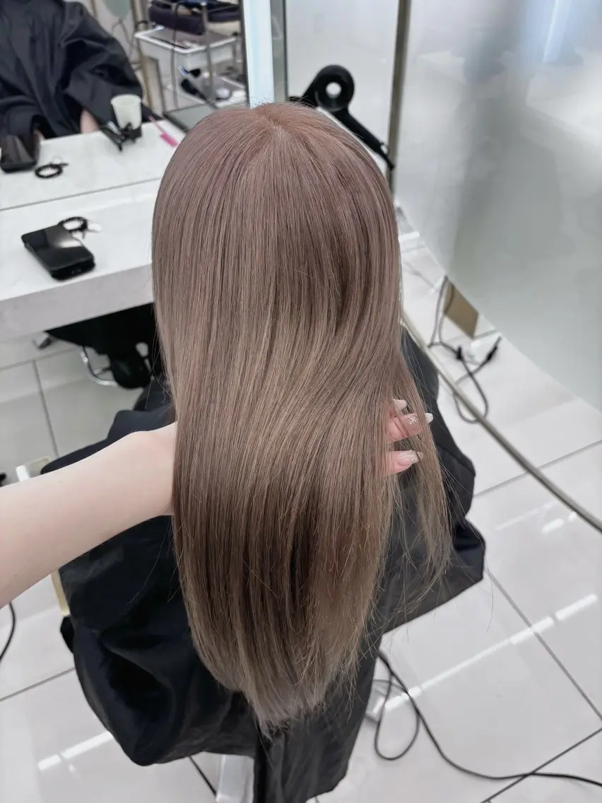 ロング ヘアカラー 𝐜𝐨𝐚 𝐦𝐨𝐦𝐨𝐞のヘアスタイル