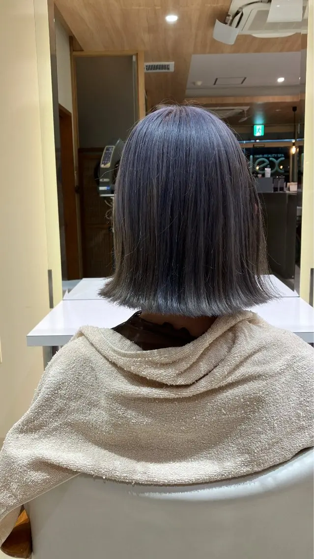 ミディアム カラー ブルーカラー ブルージュ 横山 鈴名のヘアスタイル