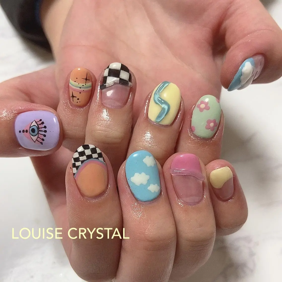 ネイル ハンドネイル LOUISE CRYSTALのネイルデザイン