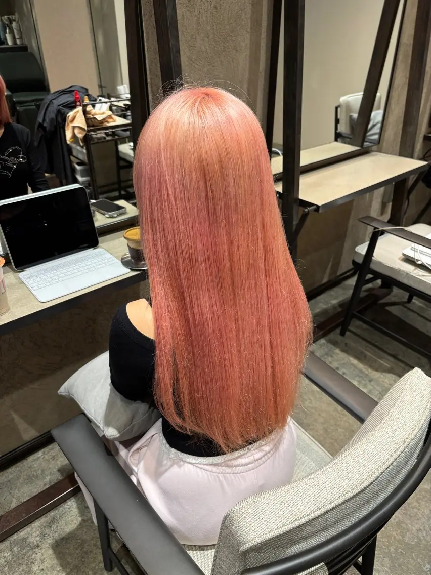 ロング カラー ピンクカラー ホワイトピンク ヘアカラー 小野 愛花のヘアスタイル