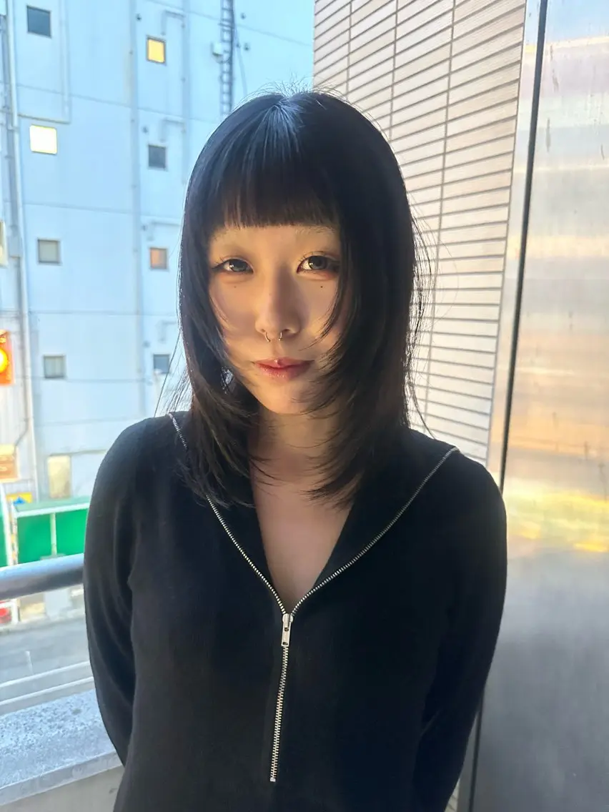 セミロング 縮毛矯正 ハイトーン🫀 デザイン🪐yumeのヘアスタイル