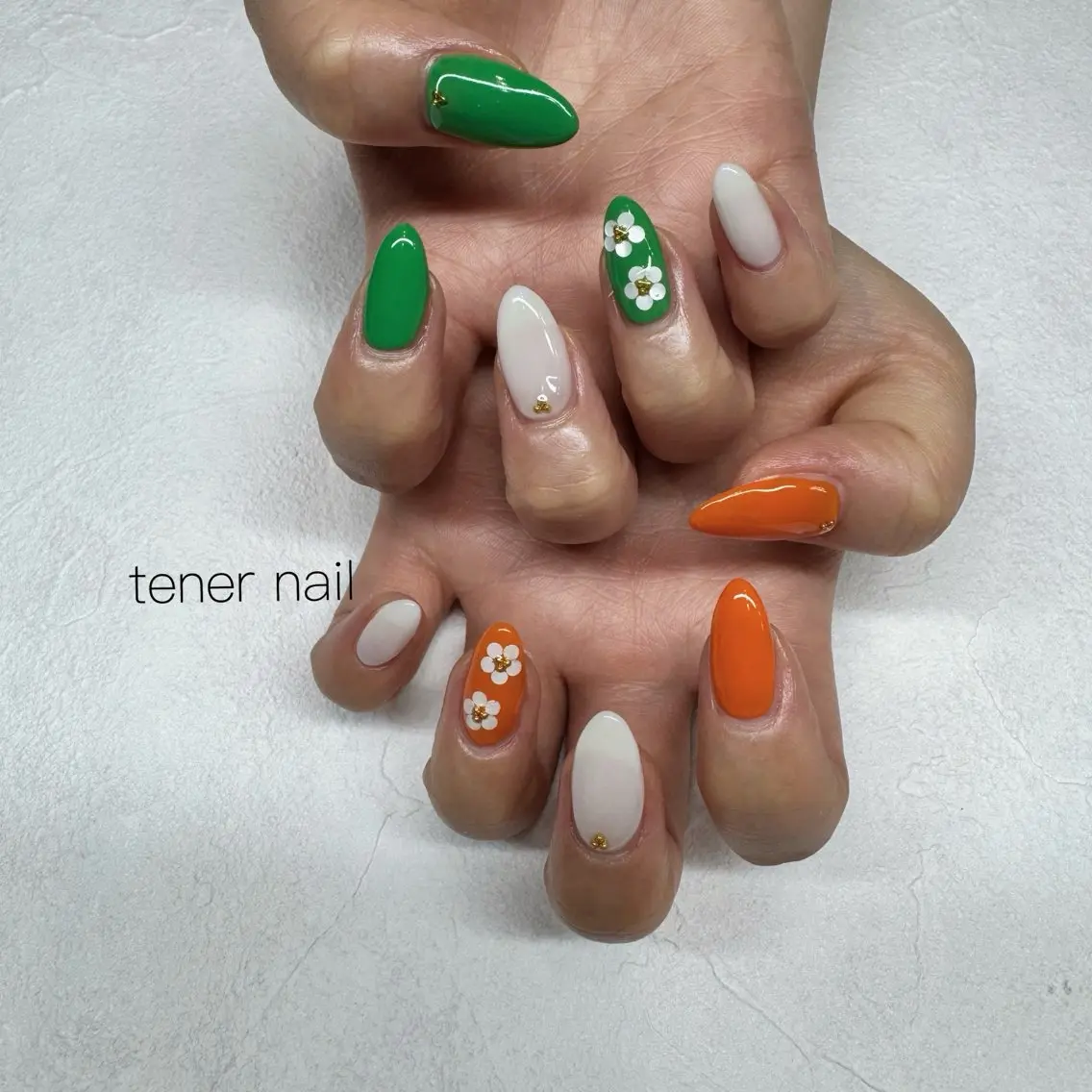 ネイル グリーン オレンジ ハンドネイル テネルネイル tener nailのネイルデザイン