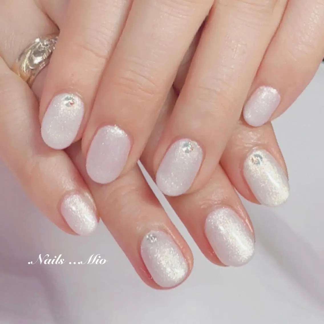 ネイル ホワイト .Nails Mio 赤羽西ネイルサロンのネイルデザイン
