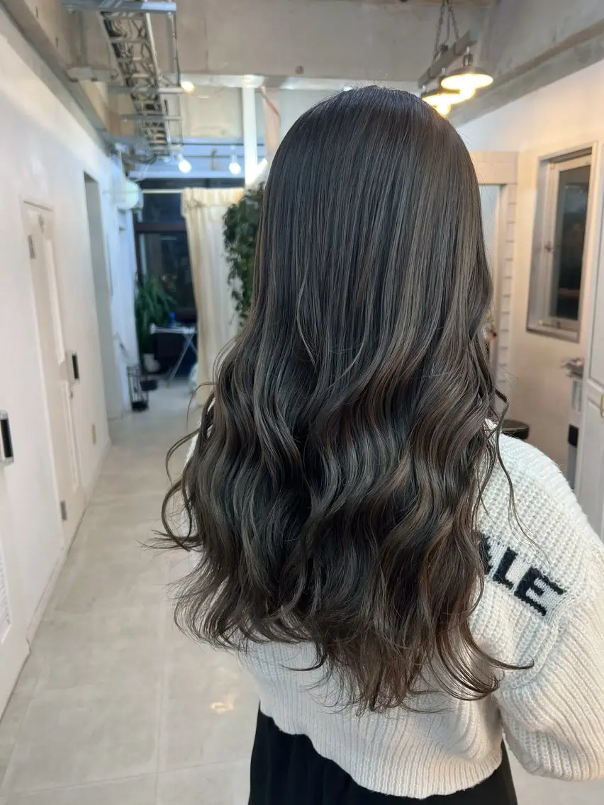 ロング カラー オリーブグレー カット ヘアカラー YUI ハイトーンカラーのヘアスタイル