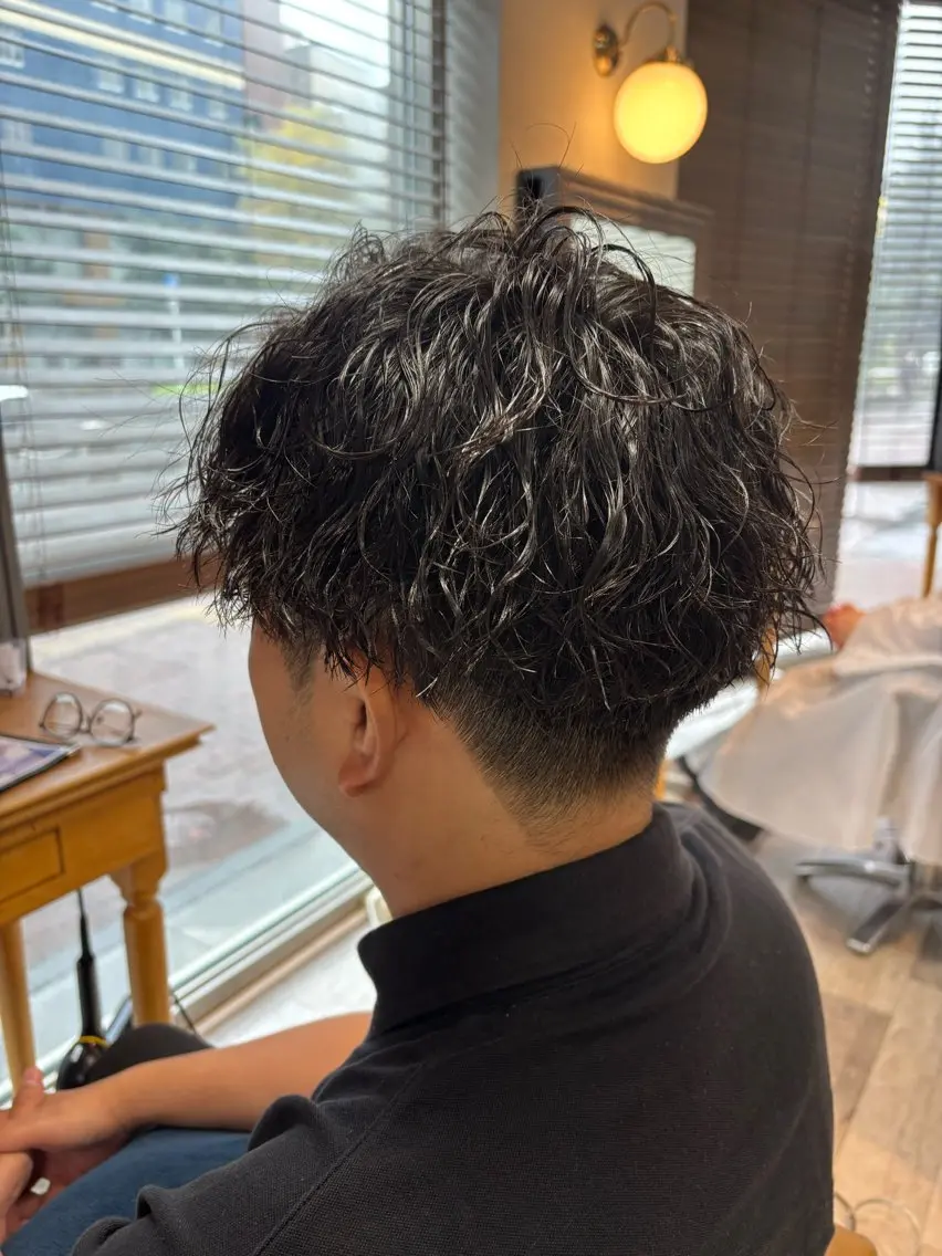 パーマ メンズ カット パーマ 岡本樹一 🍁のヘアスタイル