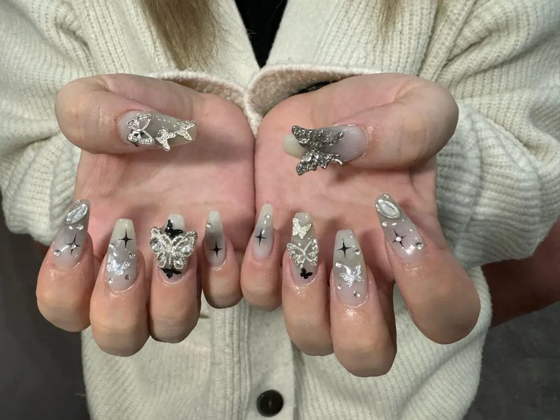 ネイル LAVISH 大和店 emi･:*+のネイルデザイン