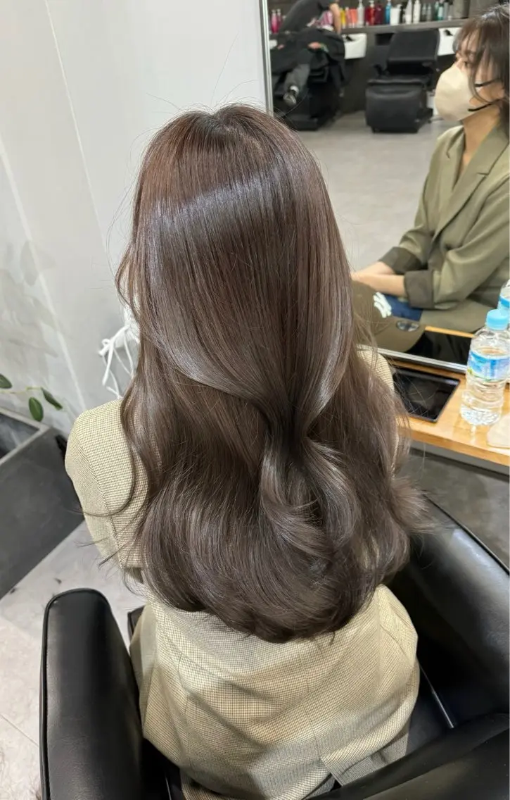 ミディアム カラー カット ヘアカラー トリートメント レイヤーカット 西村あきやのヘアスタイル