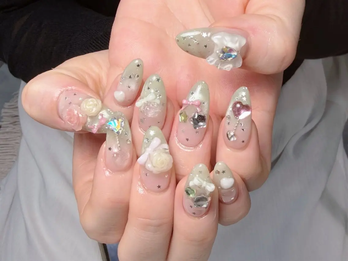 ネイル チークネイル フレンチネイル ジェルネイル ガーリー キラキラネイル ハンドネイル UM Nail Salonのネイルデザイン