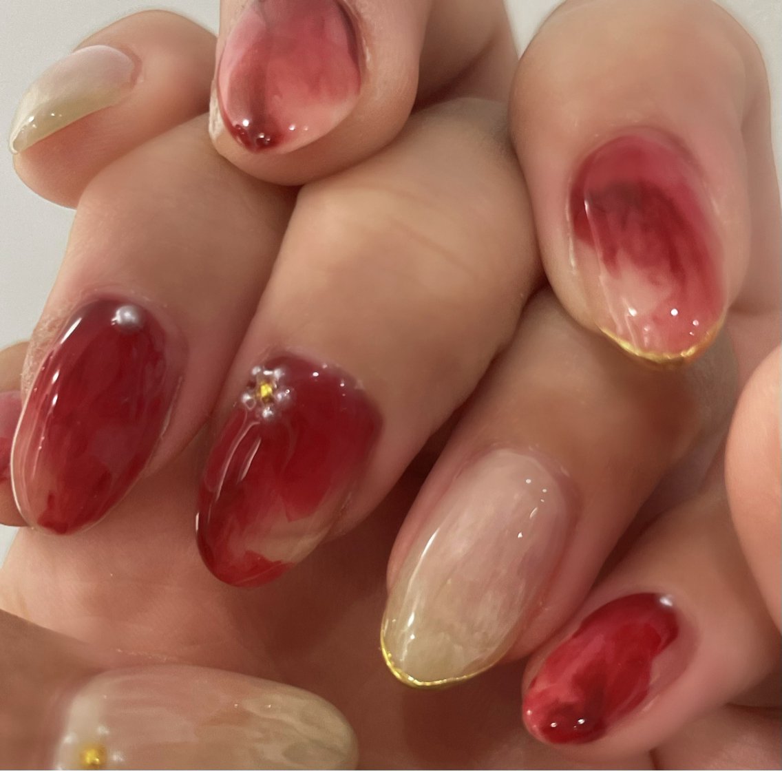 ネイル アートネイル ボルドー ゴールド 大理石ネイル(マーブル) ミラーネイル ハンドネイル 10/25🈳◎✨️ ニュアンス Kotoのネイルデザイン