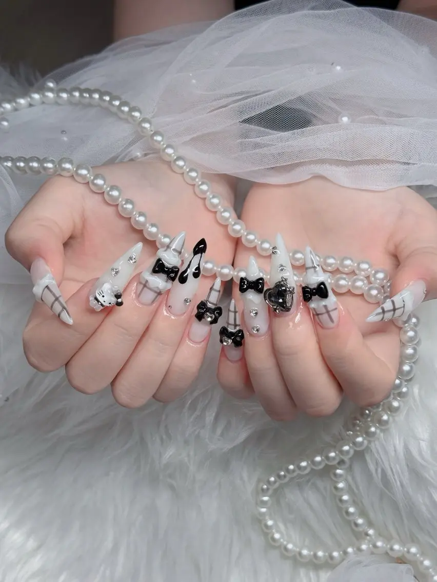 ネイル オーロラネイル フレンチネイル ジェルネイル ハロウィン キラキラネイル ハンドネイル H.baby Nail Salonのネイルデザイン