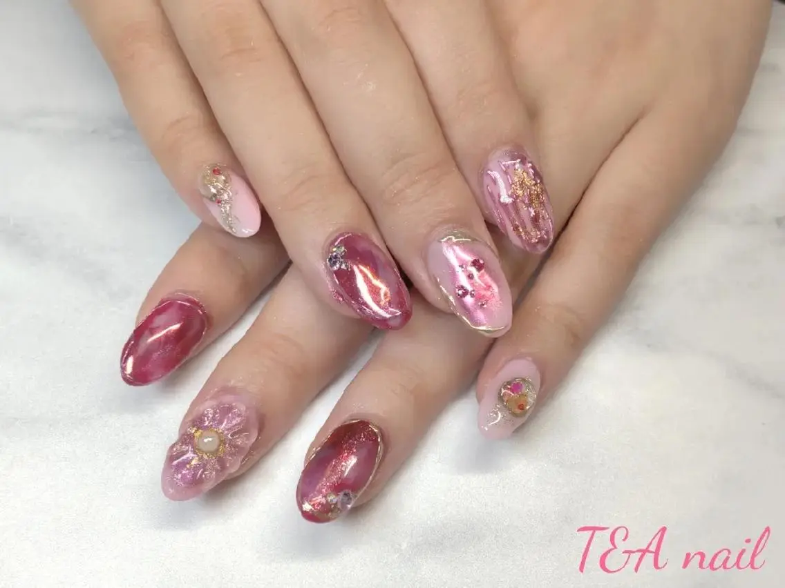 ミディアム ネイル 成人式 長さ出し フラワーネイル ジェルネイル キラキラネイル T&A nailのネイルデザイン