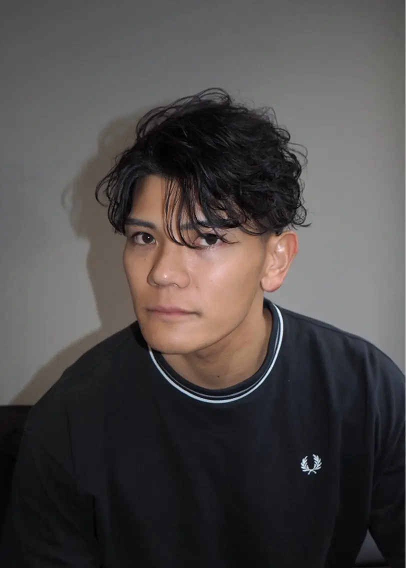 ショート メンズ センターパート フェードカット 刈り上げ ショートヘア 小野寺 彗人のヘアスタイル
